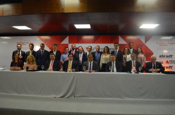 Comissão Organizadora do XX Congresso Internacional de Direito Tributário, ministros Dias Toffoli e Carlos Velloso, e a ilustre homenageada da edição, professora Misabel Derzi,